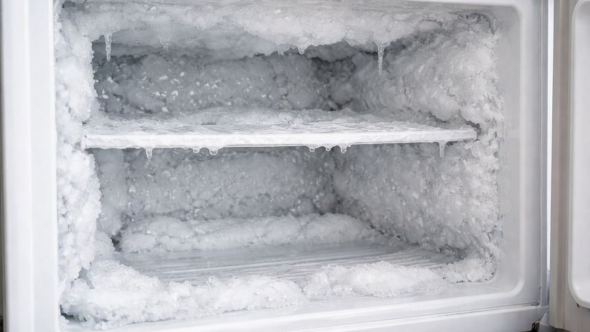 Námraza v mrazáku nám dokáže přidělat vrásky, její odstranění je však hračka.