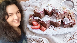 Holka u plotny radí: Podle jednoho receptu uděláte perník nebo jahodovou buchtu s drobenkou. Jak na to?