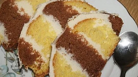 Srnčí hřbet à la retro dezert Metro: Zákusek z třeného těsta s jemným citronovým krémem je vláčný a rozplývá se na jazyku