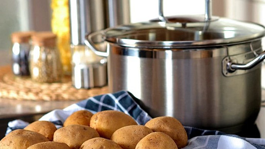 Jednoduchý trik urychlí uvaření brambor: Stačí jedna drobná změna a získáte chutnější přílohu za mnohem kratší dobu