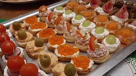 13 jednohubek, na které stačí jen 3 suroviny a čtvrt hodiny: Základem jsou chleba, rohlík, sýry a ty správné kombinace