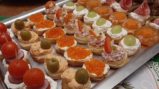 13 jednohubek, na které stačí jen 3 suroviny a čtvrt hodiny: Základem jsou chleba, rohlík, sýry a ty správné kombinace