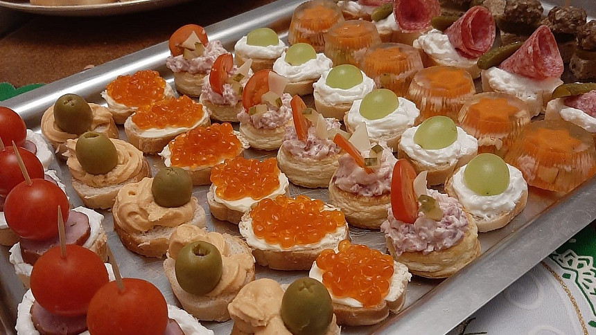 13 jednohubek, na které stačí jen 3 suroviny a čtvrt hodiny: Základem jsou chleba, rohlík, sýry a ty správné kombinace