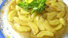 Nalijte těsto na ovoce a dejte péct: Obrácený moučník je geniálně jednoduchý a vždy se povede