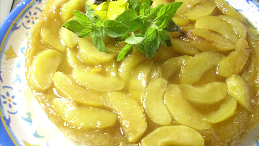 Nalijte těsto na ovoce a dejte péct: Obrácený moučník je geniálně jednoduchý a vždy se povede