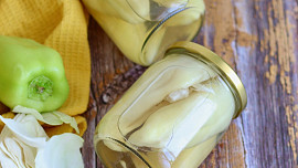 Sterilované papriky plněné zelím: Vynikající sladkokyselá chuťovka k masu je zajímavým zpestřením letního zavařování