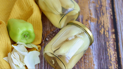 Sterilované papriky plněné zelím: Vynikající sladkokyselá chuťovka k masu je zajímavým zpestřením letního zavařování