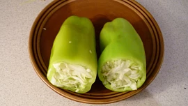 Papriky plněné zelím jsou báječně pikantní díky nálevu s chilli papričkami. Sterilované vydrží i přes zimu