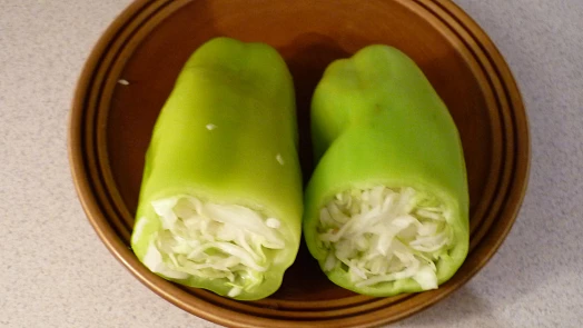 Papriky plněné zelím jsou báječně pikantní díky nálevu s chilli papričkami. Sterilované vydrží i přes zimu