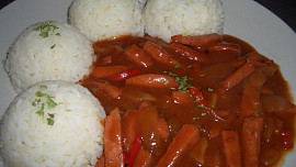 Čertova omáčka s rýží: Pikantnímu jídlu dodají ostrý říz feferonky a kvalitní uzenina je zárukou dokonale vyvážené chuti