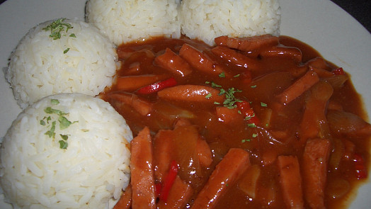 Čertova omáčka s rýží: Pikantnímu jídlu dodají ostrý říz feferonky a kvalitní uzenina je zárukou dokonale vyvážené chuti