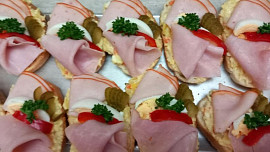 Nejkrásnější chlebíčky letošního Silvestra: S tímto jednoduchým trikem poskládáte šunku jako v lahůdkářství