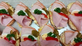 Nejkrásnější chlebíčky letošního Silvestra: S tímto jednoduchým trikem poskládáte šunku jako v lahůdkářství