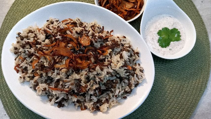 Když se spojí čočka s rýží, vznikne mujaddara. Jednoduchá příloha z Libanonu si získá i české mlsné jazýčky