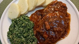 Vepřové plátky na uzeném bůčku a cibuli: Bůček dodá voňavou a lehce pikantní šťávu, kterou skvěle zahustí cibule