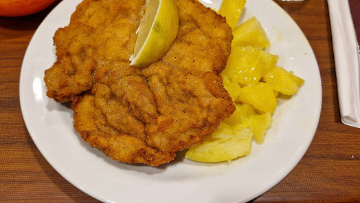 Tenhle skvost si Žižkováci nechávají pro sebe. Na řízek za 120 Kč se tady stojí fronty každý čtvrtek, v nabídce je i cukroví