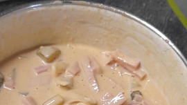 Salámový salát flamendr: Pikantní klasika z českých lahůdek vás vrátí do časů starých dobrých bufetů