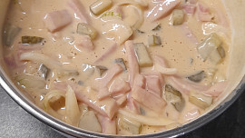 Salámový salát flamendr: Pikantní klasika z českých lahůdek vás vrátí do časů starých dobrých bufetů