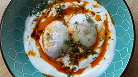 Turecká vejce jsou in: Dokonalý snídaňový pokrm s jogurtovou svěžestí a špetkou chilli si zamilujete