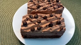 Kakaové řezy se šlehačkovým krémem s mascarpone voní kakaem, jsou neuvěřitelně vláčné a chutnají naprosto božsky