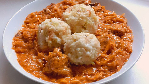 Segedín z remosky chutná skvěle a je téměř bez práce: V oblíbené pečicí nádobě maso krásně změkne a omáčka se vám nepřipálí