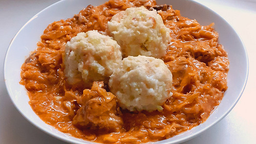 Segedín z remosky chutná skvěle a je téměř bez práce: V oblíbené pečicí nádobě maso krásně změkne a omáčka se vám nepřipálí