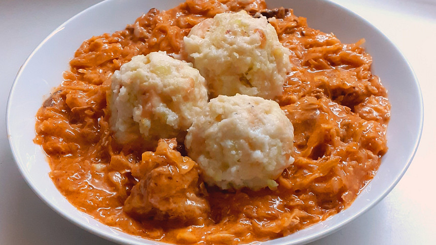 Segedín z remosky chutná skvěle a je téměř bez práce: V oblíbené pečicí nádobě maso krásně změkne a omáčka se vám nepřipálí