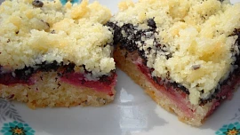 Rychlý švestkový koláč s mákem a drobenkou je šťavnatý a křupavý. Hotový je do půl hodiny a vydrží dlouho vláčný