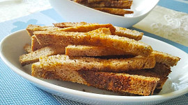 Křupavé chlebové krekry nahradí bake rolls: Vyjdou na pár korun a k pivu chutnají báječně