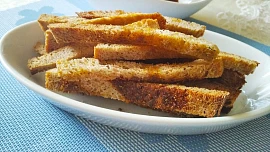 Křupavé chlebové krekry nahradí bake rolls: Vyjdou na pár korun a k pivu chutnají báječně