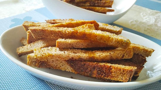 Křupavé chlebové krekry nahradí bake rolls: Vyjdou na pár korun a k pivu chutnají báječně