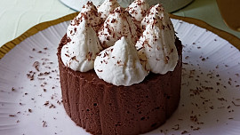 Hit internetu: Nepečený jablečný čokoládový dort jen ze dvou ingrediencí je krásně vláčný a na přípravu snadný