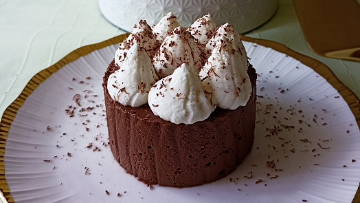 Hit internetu: Nepečený jablečný čokoládový dort jen ze dvou ingrediencí je krásně vláčný a na přípravu snadný