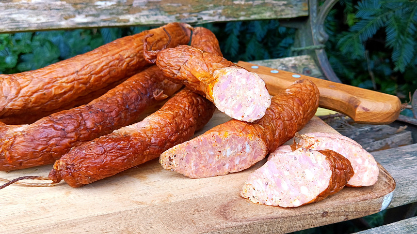 Domácí klobásy, které si můžete vyudit doma sami