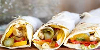 Rychlé obědy nebo večeře na léto: Plněná tortilla, houbový guláš s cuketou nebo pórková polévka jsou na stole za chvíli