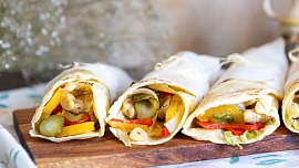 Rychlé obědy nebo večeře na léto: Plněná tortilla, houbový guláš s cuketou nebo pórková polévka jsou na stole za chvíli