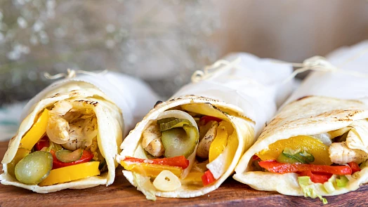 Rychlé obědy nebo večeře na léto: Plněná tortilla, houbový guláš s cuketou nebo pórková polévka jsou na stole za chvíli