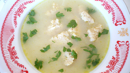 Staročeská chundelka: Zapomenutá polévka z vody po chlupatých knedlících. Ty do ní můžete i přidat