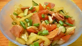 Špekáčkový salát, připravený do pár minut: Skvělá možnost, jak využít zbylé buřtíky po opékání