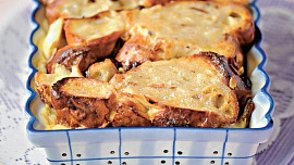 Zbyl vám velikonoční mazanec? Proměňte ho v žemlovku, na níž si snadno uděláte závislost