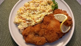 Hořčicové řízky z krkovice jsou báječně šťavnaté a křupavé. Výtečně s nimi ladí bramborový salát s domácí majonézou