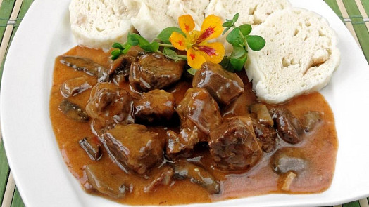 Krkonošský guláš: Variace na oblíbenou hospodskou klasiku, do které využijete i zásoby nasušených hub