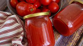 Domácí rajčatový protlak si uchová pravou chuť rajčat. Jen je potřeba dbát na správnou hustotu i chuť, aby byl výsledek dokonalý