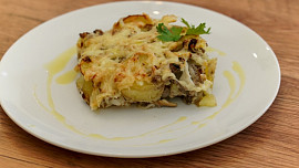 Vynikající francouzské brambory se špekáčky a vejci: Správný postup zajistí křupavý povrch a krásně vláčný střed