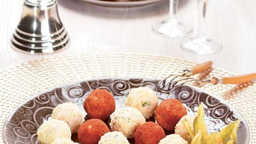 Silvestrovské pohoštění do 30 minut: Sýrové kuličky, tatarák z buřtů nebo sladké „caprese“ jsou na stole za chvíli