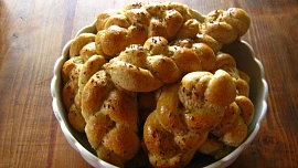 Domácí housky: Správně vzešlý kvásek jim dodá nadýchanost, máslo jemnost a vůni a jejich příprava není vůbec složitá