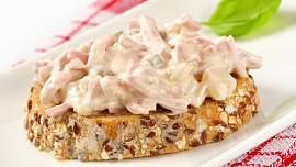 Sloní žrádlo: Retro pomazánka ze salámu je tak dobrá, že jí nebude dost, ani když ji uděláte v dávce jako pro slona