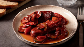 Buřty troubáky se slaninou, cibulí a kečupem: Poctivá a levná rychlovka, která krásně voní už při pečení a ještě lépe chutná