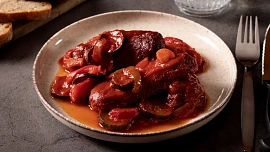 Buřty troubáky se slaninou, cibulí a kečupem: Poctivá a levná rychlovka, která krásně voní už při pečení a ještě lépe chutná