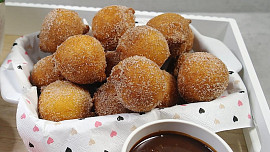 Masopustní tvarohové koblížky, které mizí z talíře rychleji než se stihnou dosmažit další: Jednoduchý recept na vláčnou klasiku